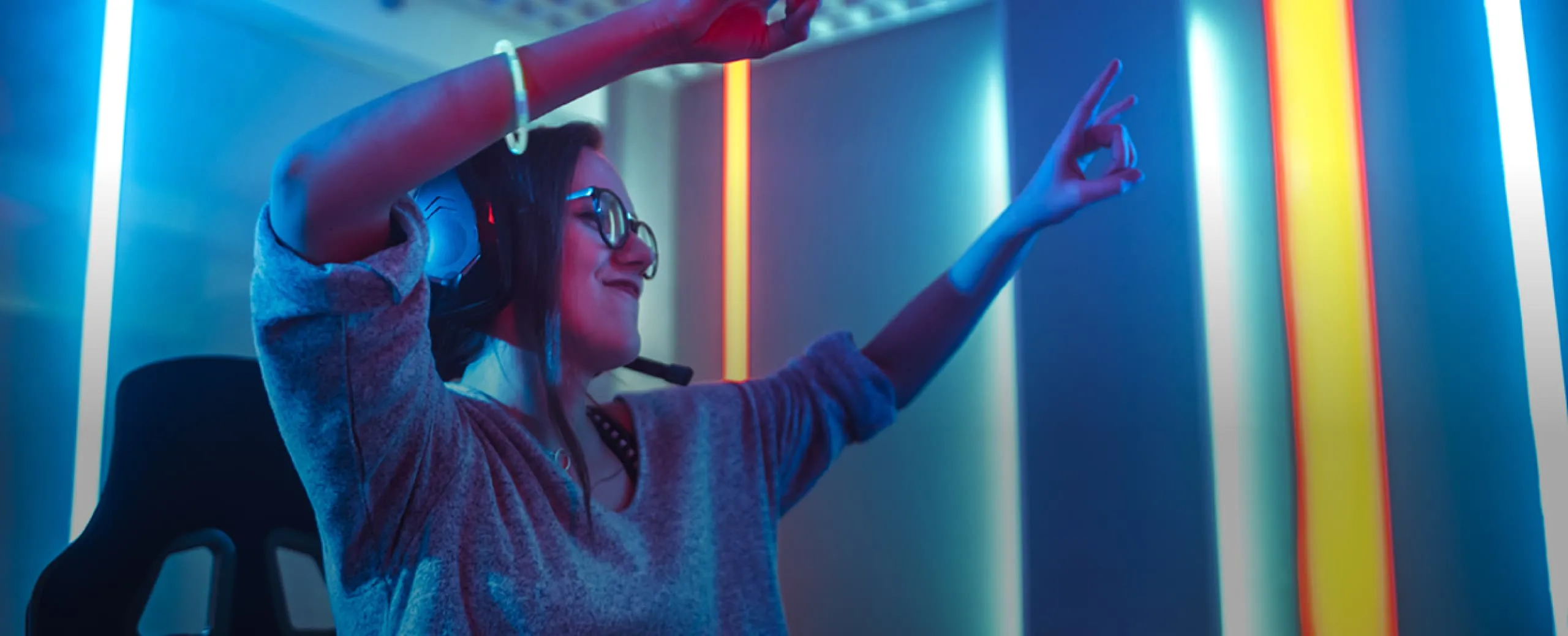 Una chica emocionada haciendo un gesto con las manos